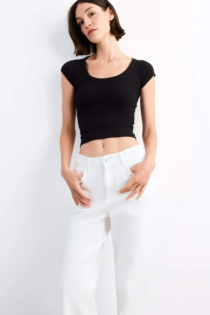 ديفاكتو Crew Neck Short Sleeve T-Shirt