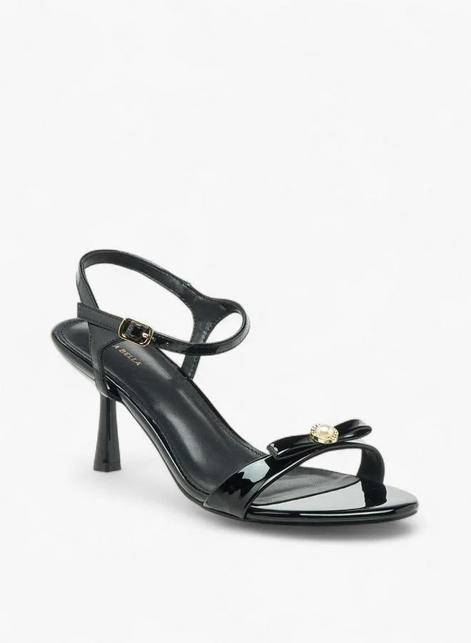 فلورا بيلا من شو إكسبرس صنادل نسائية بكعب واسع وحزام للكاحل بتفاصيل فيونكة