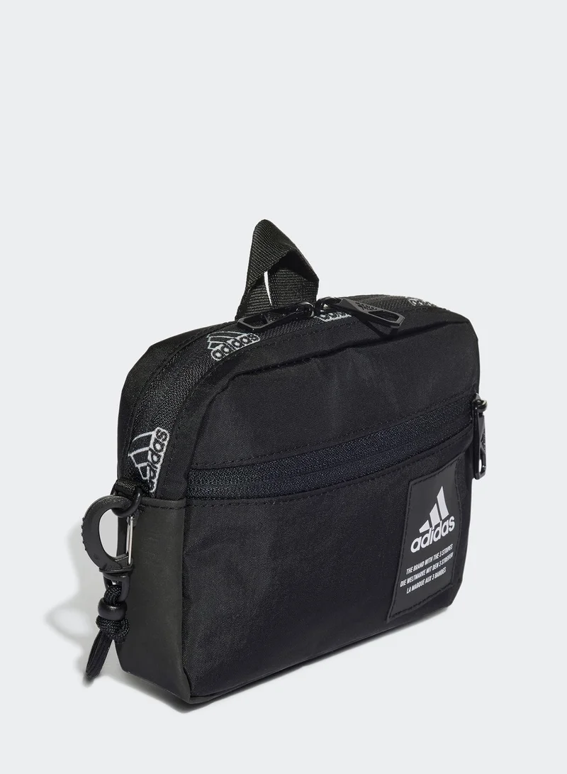 adidas شنطة رياضية بحمالة يد وكتف