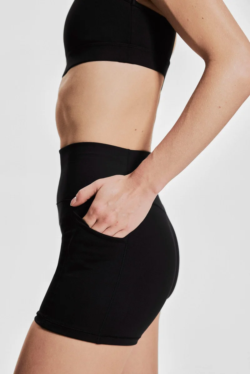 اتش اند ام شورت رياضي من نسيج دراي موف