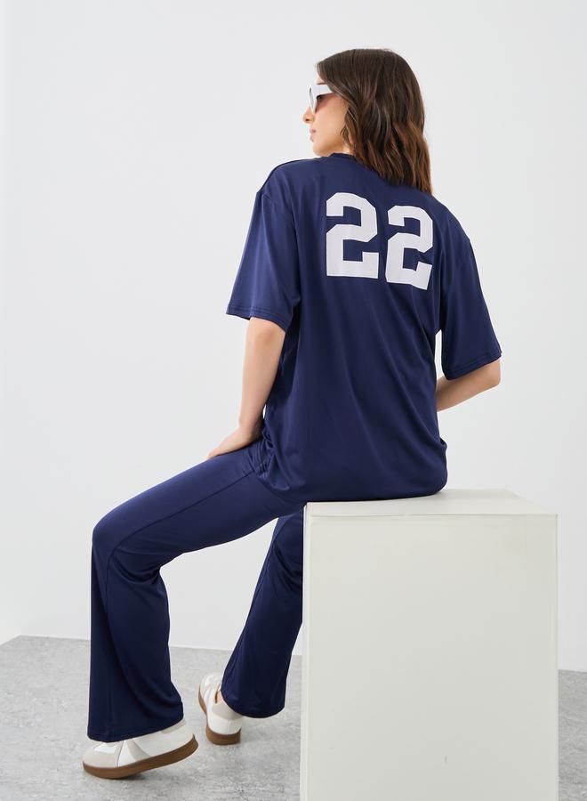 تايك تو طقم تي شيرت طويل بطبعة رقمين وسروال واسع الأرجل - Image 1