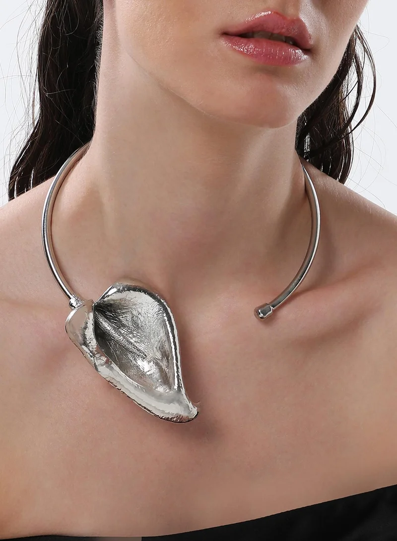 SOHI Water Lily Torque Artificial Necklace Jewellery