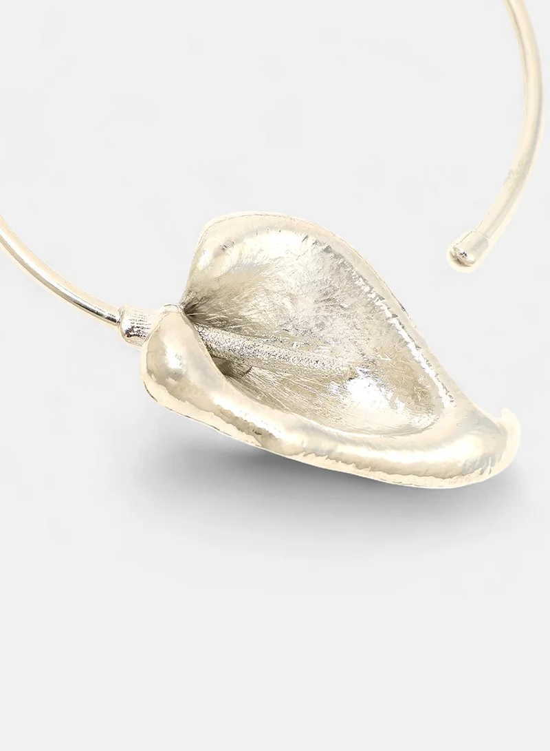 SOHI Water Lily Torque Artificial Necklace Jewellery