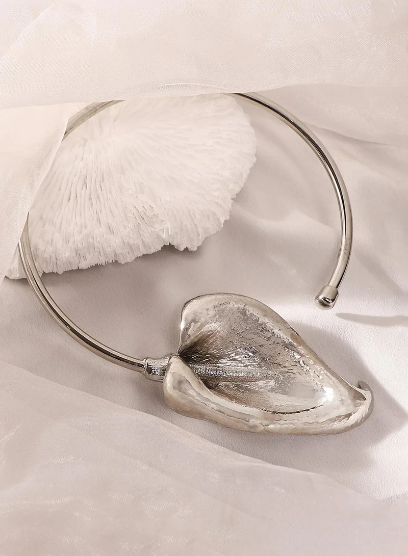 SOHI Water Lily Torque Artificial Necklace Jewellery