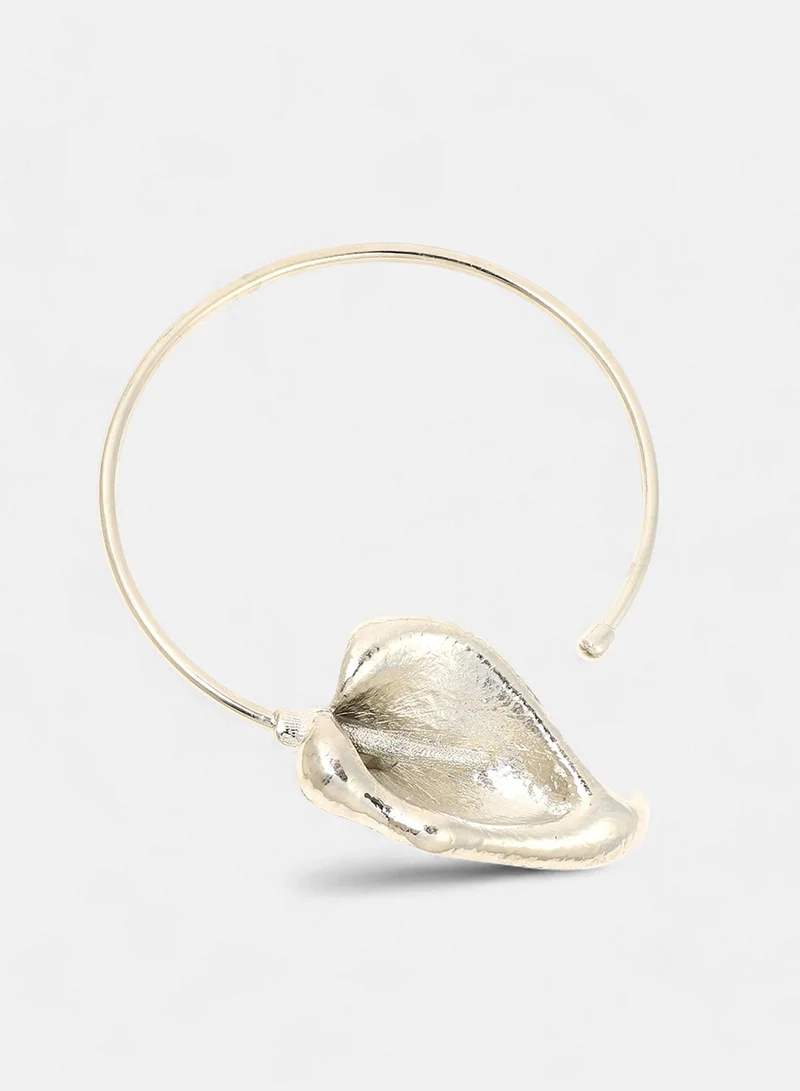 SOHI Water Lily Torque Artificial Necklace Jewellery