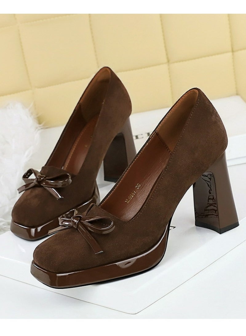 بيج تري منصة المرأة الكعب العالي السمك السويد مربع مغلق إصبع القدم قوس الديكور المضخات البنية 9 سم - Image 1