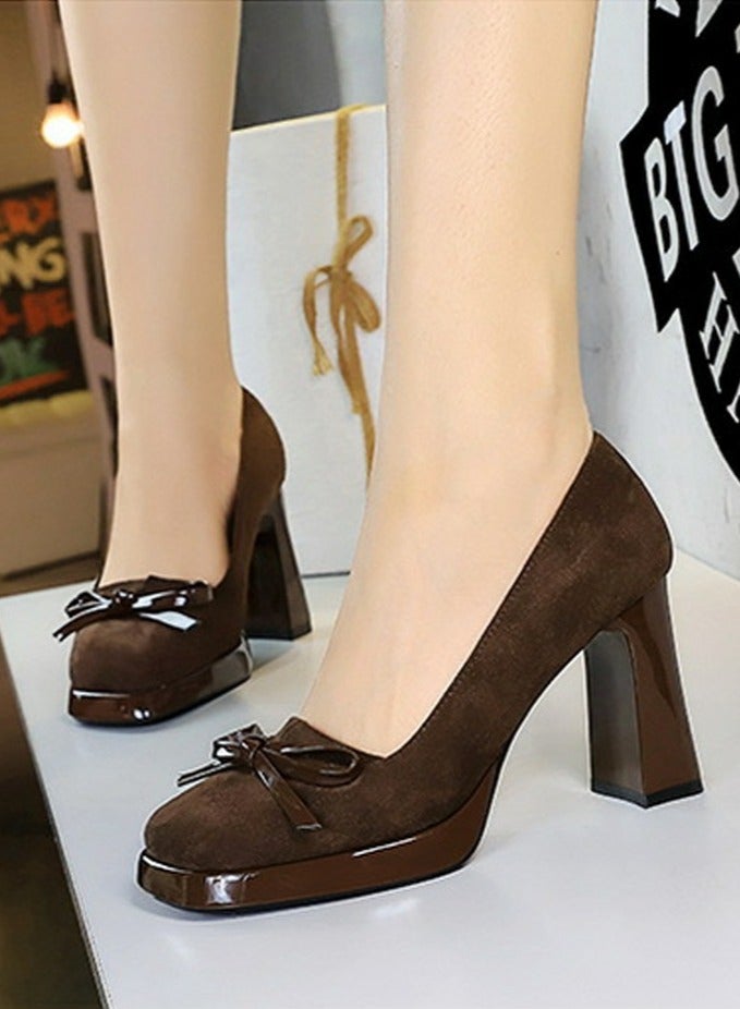 بيج تري منصة المرأة الكعب العالي السمك السويد مربع مغلق إصبع القدم قوس الديكور المضخات البنية 9 سم - Image 4