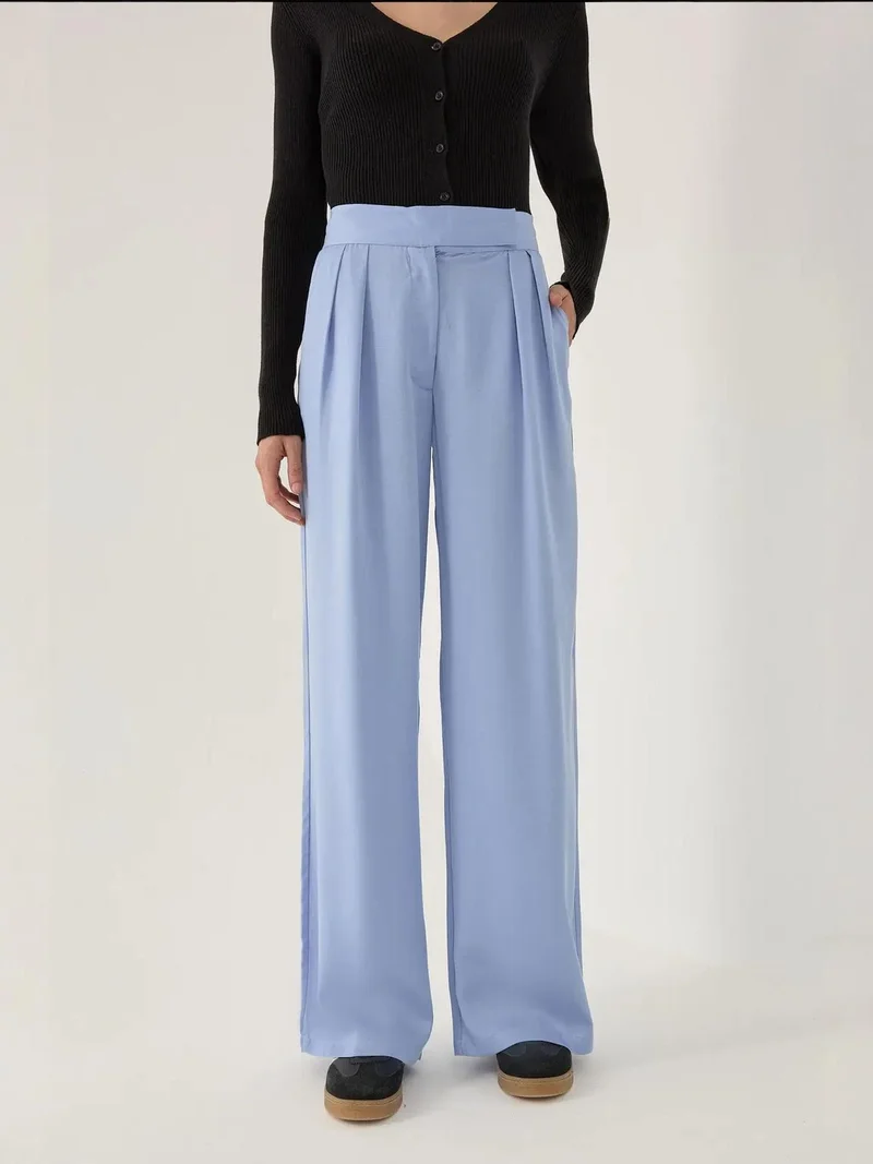 زوبعة بنطلون مطوي