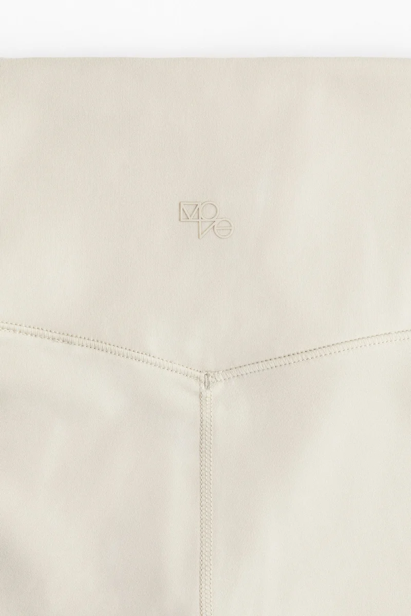 اتش اند ام شورت رياضي بجيب من قماش دراي مواف