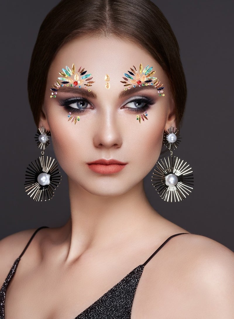 جواهر وجه فاخرة متعددة الألوان ذات لصق ذاتي – مجوهرات وجه مُعدة مسبقًا من الأكريليك مع كريستالات براقة | ملصقات مكياج للمهرجانات قابلة للتطبيق بسرعة للحفلات، والعروض المسرحية، وكوسبلاي، والحفلات الموسيقية، والهالوين، والحفلات، وإطلالات الجمال الإبداعية | تبدو مذهلة على البشرة. - Image 2