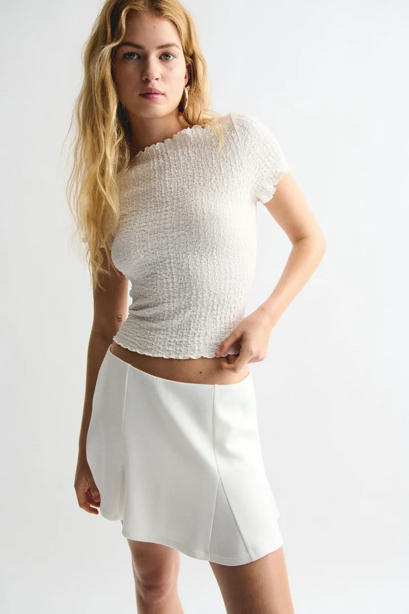 اتش اند ام تنورة بشورت داخلي مع طيّات