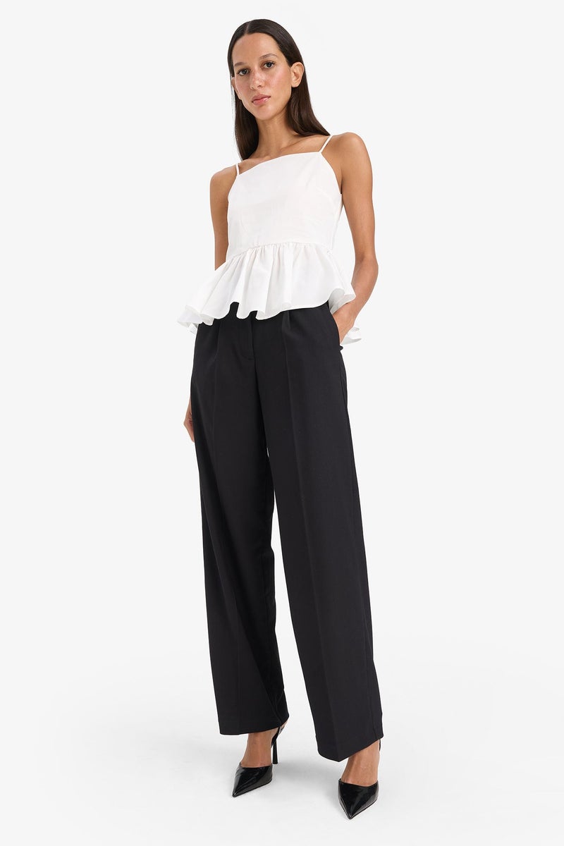 Woman Slim Fit Sleeveless Blouse