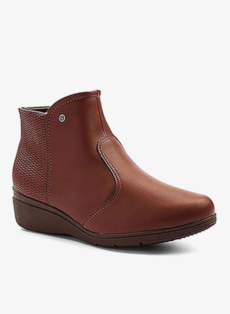Cuple Classic boots crafted for timeless style.
