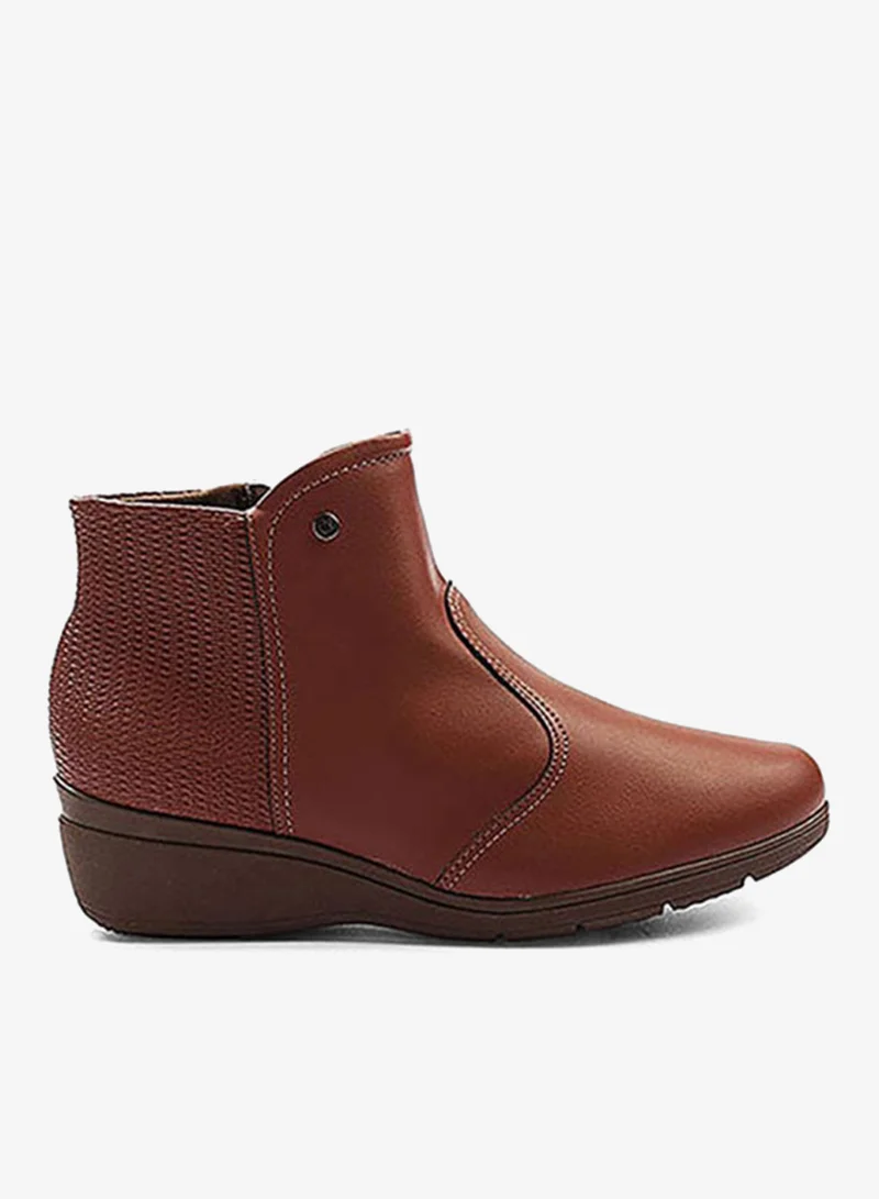 Cuple Classic boots crafted for timeless style.