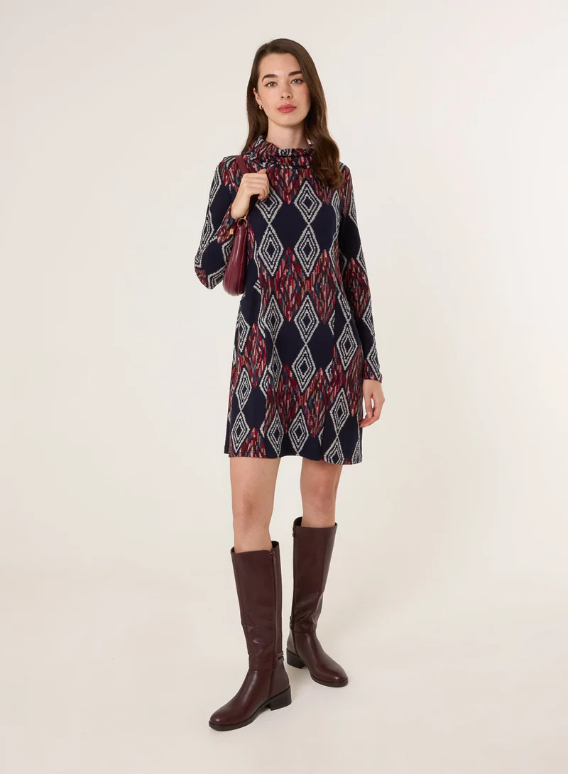 بلو فانيلا فستان طويل بأكمام طويلة وياقة ملتفة مطبوع