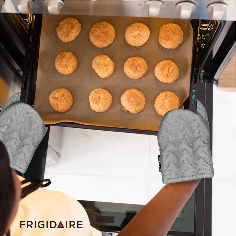 Frigidaire Kelly 2-Pack Cotton and Neoprene Mini Oven Mitts, Heat Resistant, Anti-Slip, Machine Washable, 5.25" x 8", Grey, Set of 2 - Image 5