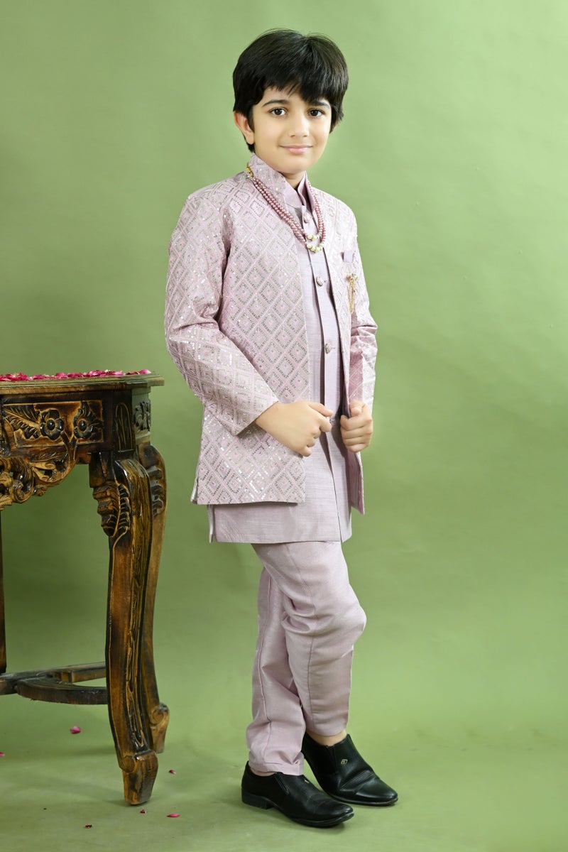 بي تي ديزايز طقم شرواني مطرز هندسي بنفسجي للأولاد - Image 3