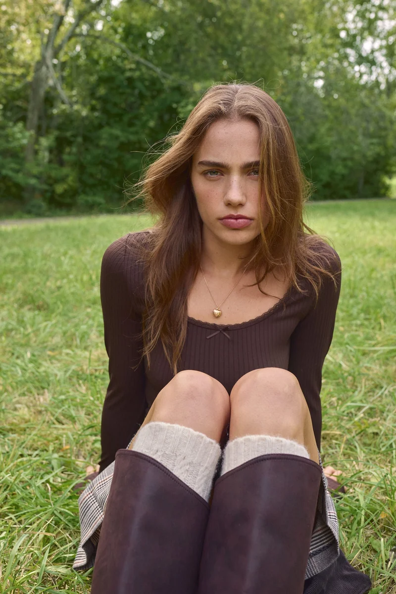 اتش اند ام بلوزة من الجيرسيه المرن