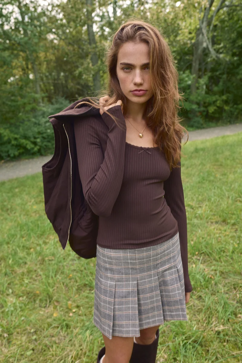 اتش اند ام بلوزة من الجيرسيه المرن