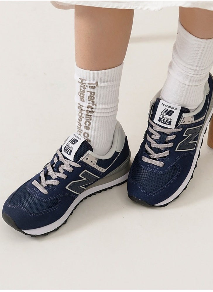 New Balance - حذاء رياضي 574 منخفض الرقبة، كحلي/رمادي - Image 1