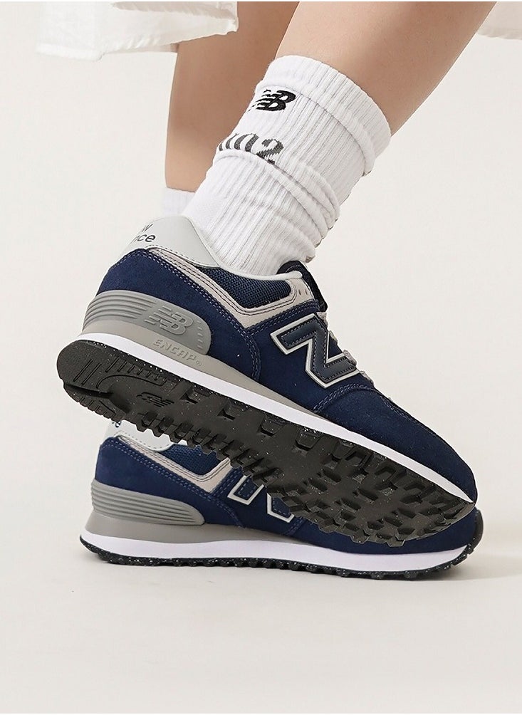 New Balance - حذاء رياضي 574 منخفض الرقبة، كحلي/رمادي - Image 1