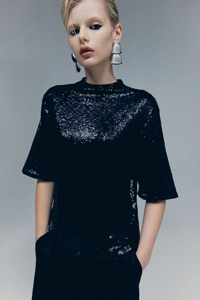 اتش اند ام بلوزة مطرزة بالترتر