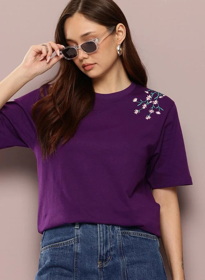 ديلينجر تيشيرت واسع بتفاصيل مُطرّزة