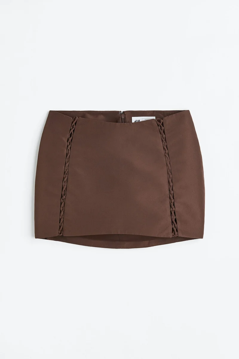 اتش اند ام تنورة قصيرة