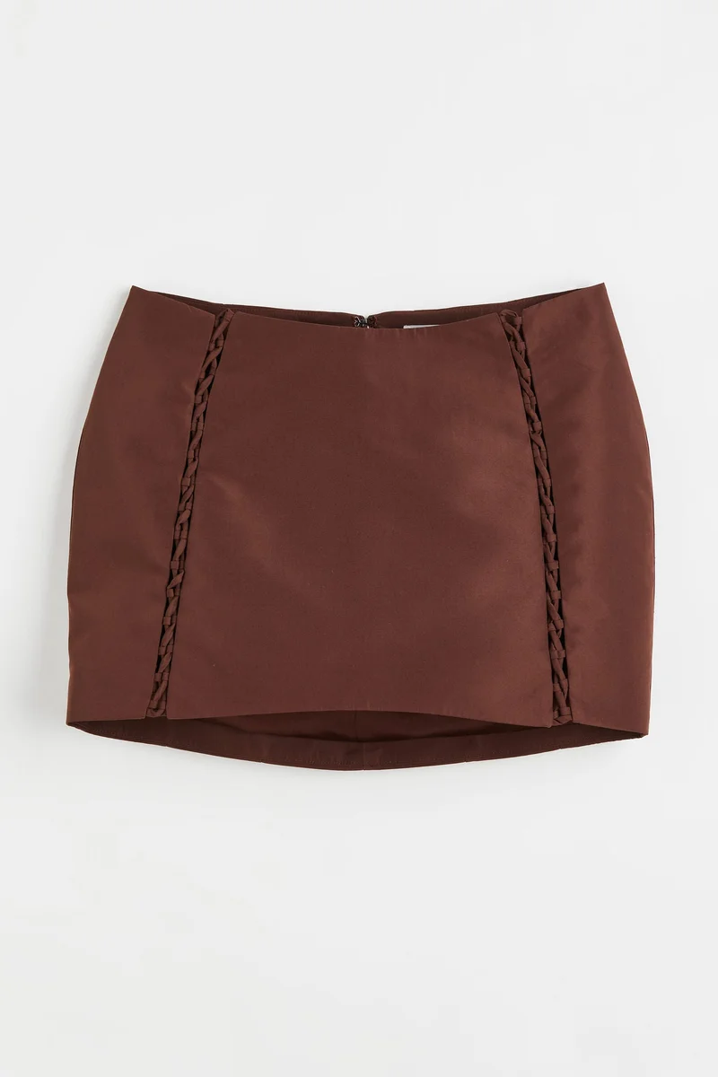 اتش اند ام تنورة قصيرة