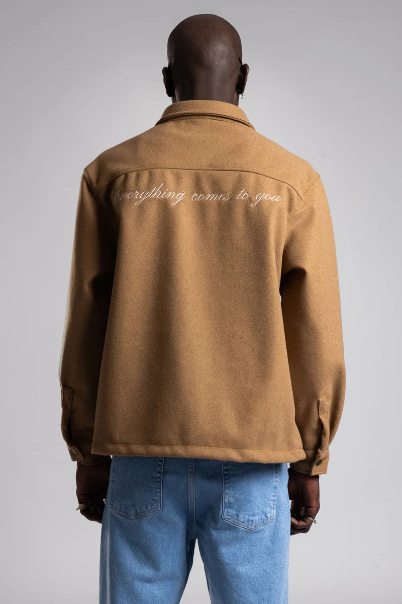 كاتش قميص من الكشمير بتفاصيل تطريز خلفية