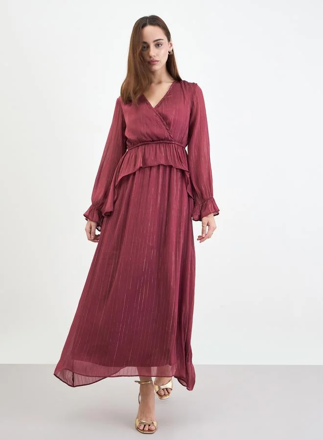 ستايلي فستان طويل بنمط لف وتفاصيل كشكش