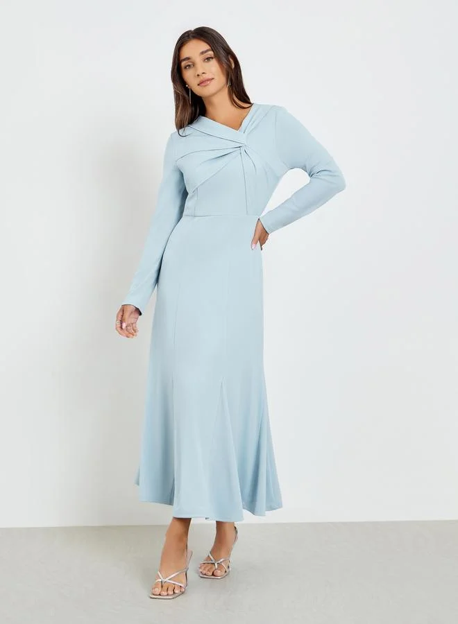 ستايلي فستان طويل بأكمام طويلة وتفاصيل عقدة من الأمام