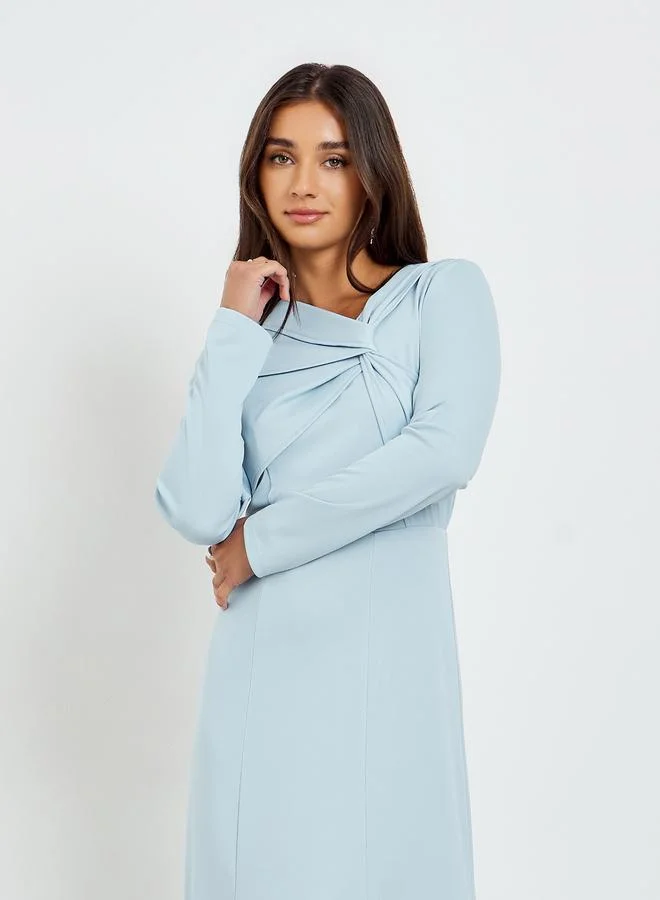 ستايلي فستان طويل بأكمام طويلة وتفاصيل عقدة من الأمام