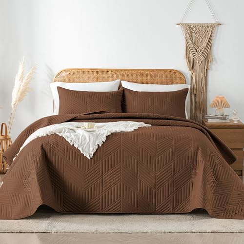 Davulos King/Cal King Quilt Set in Brown, Soft Reversible Microfiber Bedspread for All-Season Use in Bedroom or Dorm, Lightweight Modern Geometric Coverlet (1 Quilt, 2 Pillow Shams) - Image 1