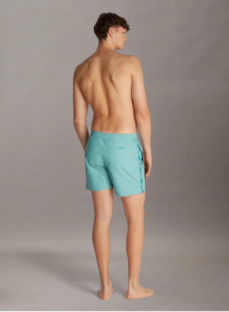 كالفن كلاين شورت سباحة برباط متوسط الطول - بشريط مزين بشعار كلفن كلاين - Image 2