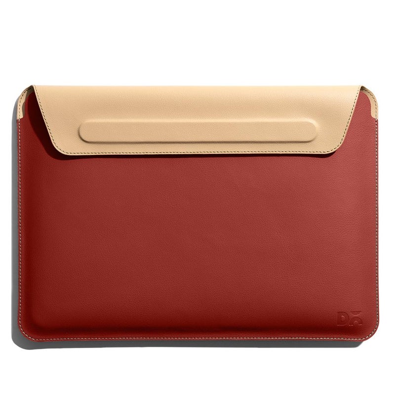 Daily Objects غطاء ظرفي قابل للتثبيت لجهاز MacBook Pro مقاس 14 بوصة | جلد صناعي خفيف الوزن بلون الطين الأحمر الصلب لأجهزة اللابتوب و iPads | إغلاق مغناطيسي علوي قابل للطي | تصميم أنيق متين ومقاوم للماء - Image 1