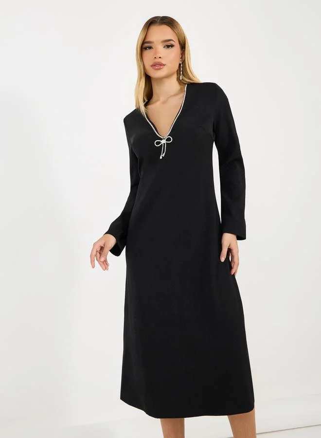 ستايلي فستان ميدي سادة مُرصع بالأحجار