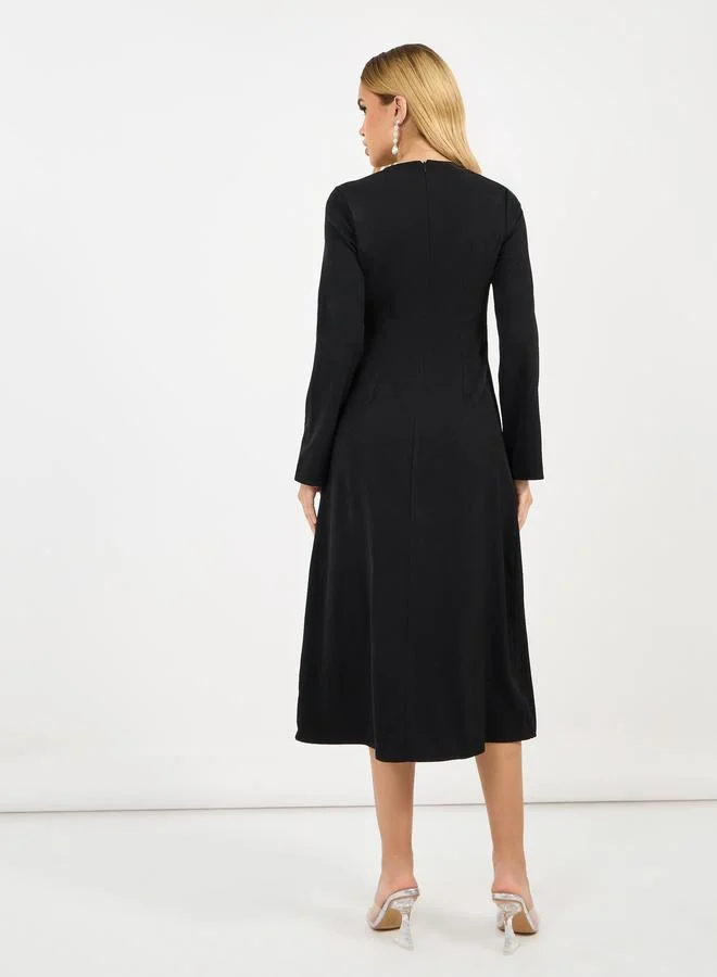 ستايلي فستان ميدي سادة مُرصع بالأحجار