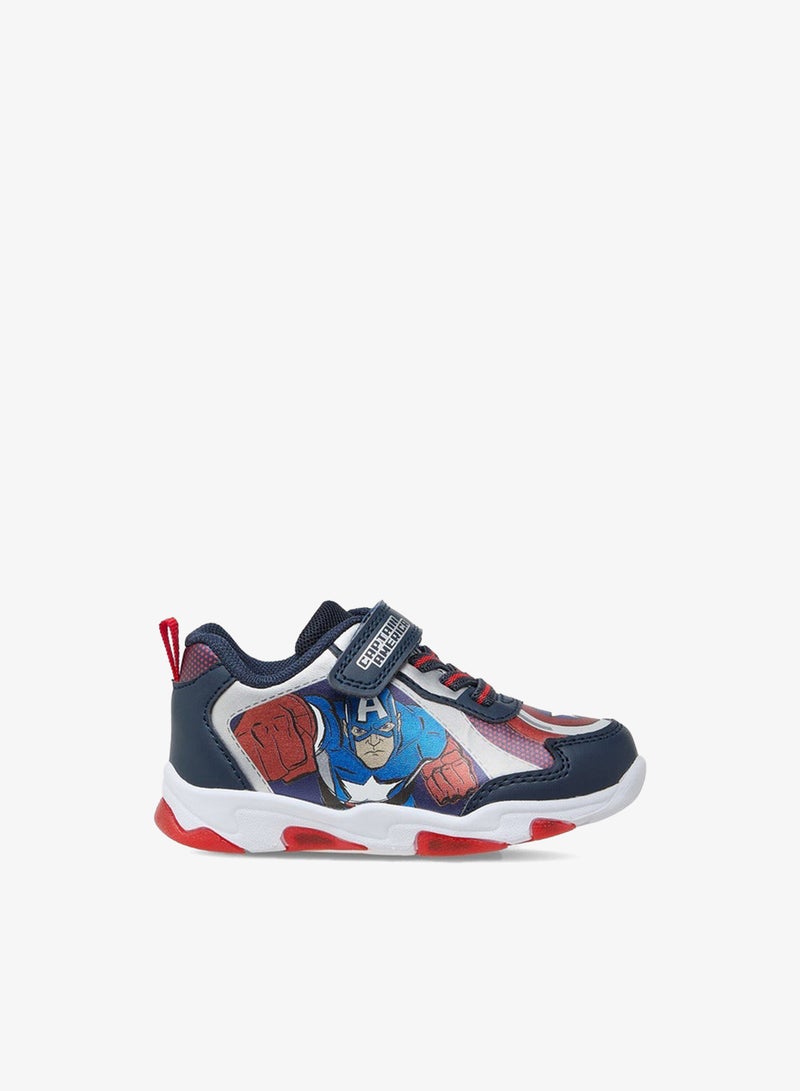 مارفل سنيكرز أولاد بطبعة كابتن أمريكا بإضاءة وإغلاق بشريط لاصق - Image 1