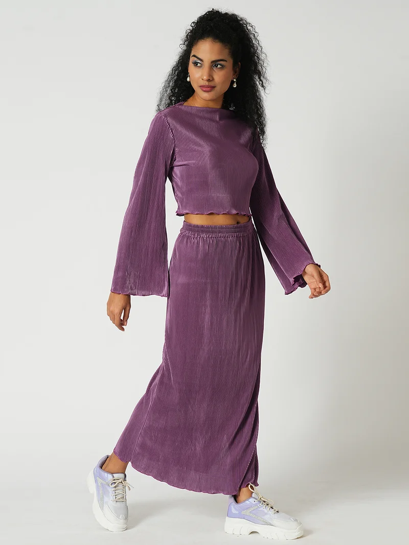 جلو باص طقم نسائي بلوزة قصيرة بأكمام واسعة وطيات أكورديون وتنورة ماكسي بفتحة جانبية للحفلات