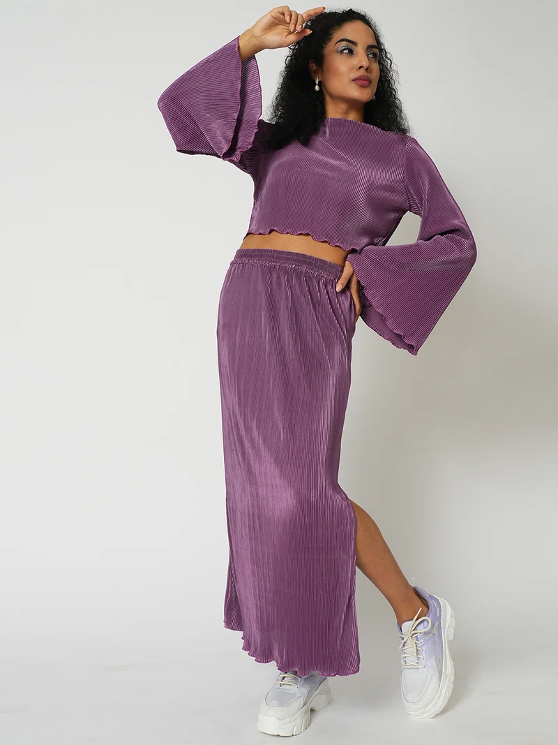 جلو باص طقم نسائي بلوزة قصيرة بأكمام واسعة وطيات أكورديون وتنورة ماكسي بفتحة جانبية للحفلات