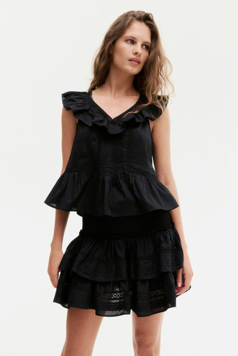 اتش اند ام تنورة بطبقات من الدانتيل