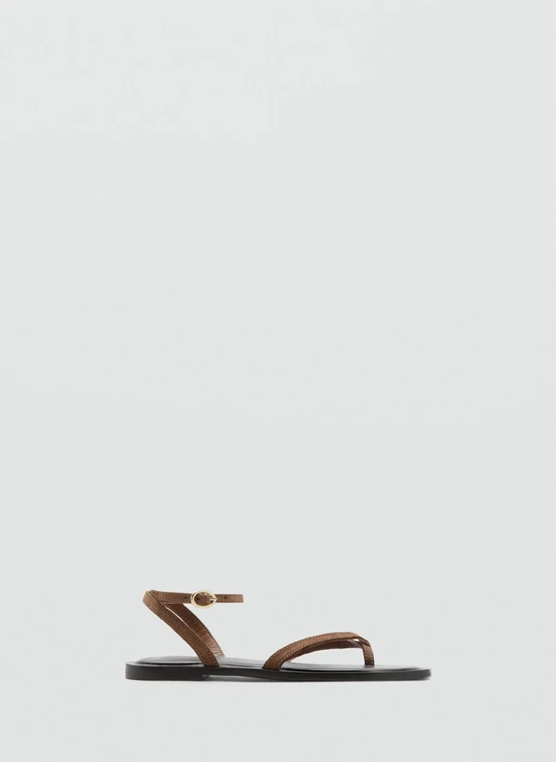 Leather sandal with crossed straps