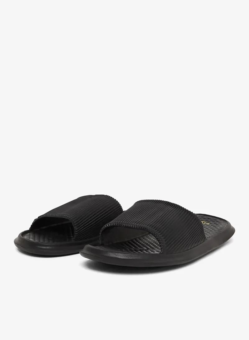 ستايلي شبشب مريح أسود بنقشة بارزة