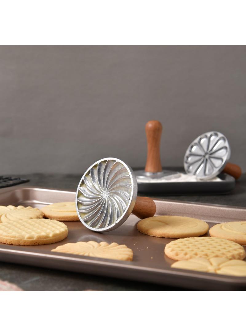 الأزرق جي دبليو البسكويت ختم مجموعة من 6.3 بوصة جولة الألومنيوم يموت لخبز البسكويت والكعك ، هندسية الحمضيات والرموز البسكويت الطوابع ، مع مقبض خشبي هدية حزمة - Image 3