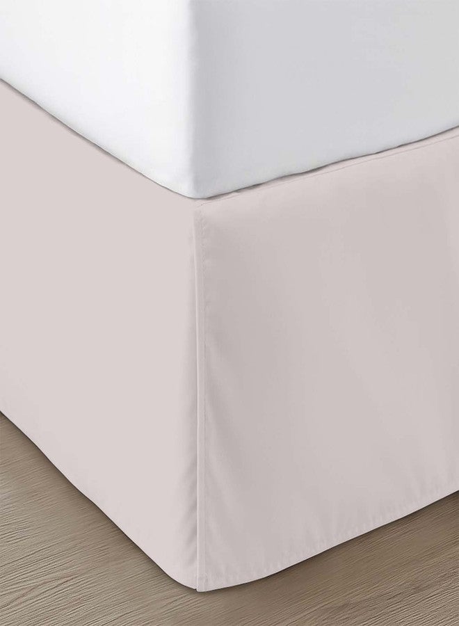 SGI bedding تنورة سرير SGI مقاس كينج، 9 بوصات، بتصميم منصة مع تثبيت محكم، ومظهر كلاسيكي أنيق، وحافة مكشكشة أنيقة، وزوايا مشقوقة، مصنوعة من ألياف دقيقة مقاومة للتجاعيد - رمادي فاتح - Image 1