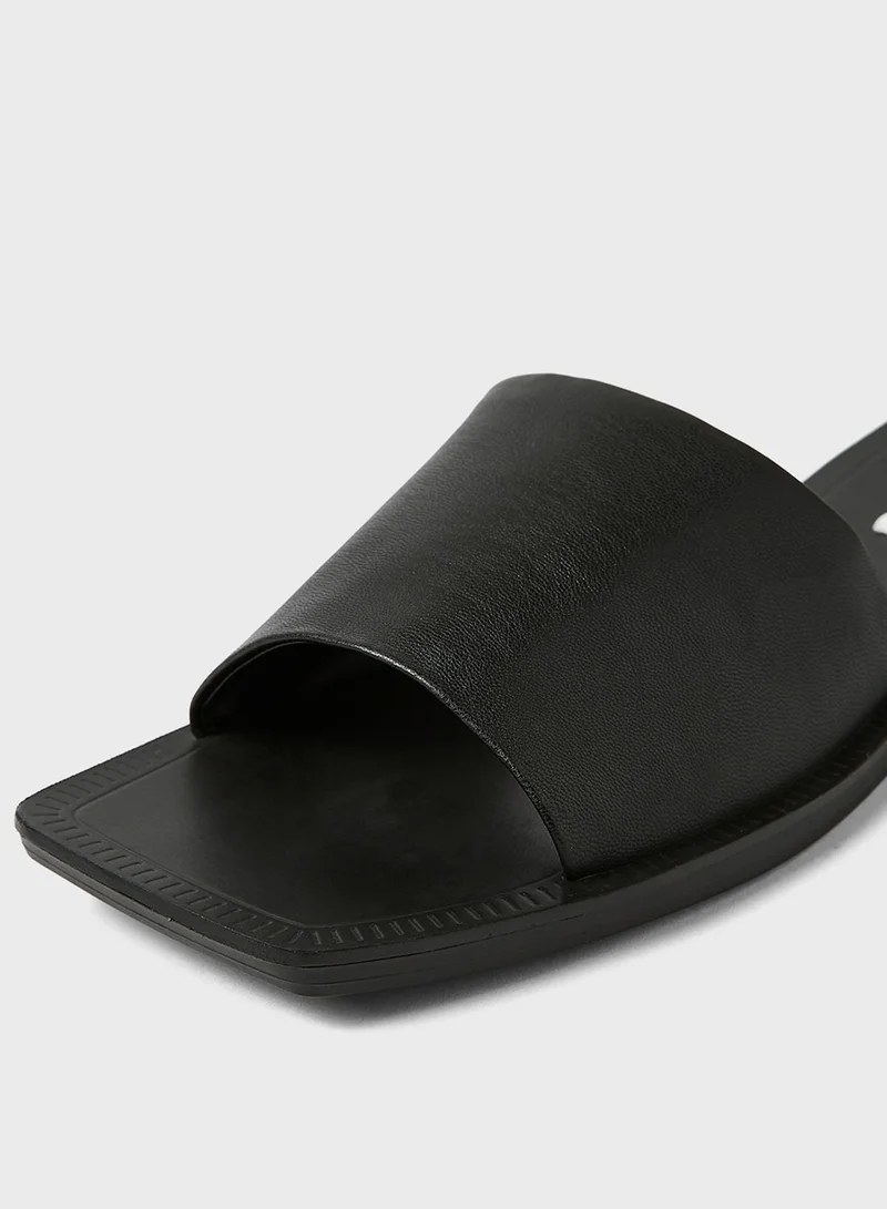 STEVE MADDEN Nixi Flat Sandals