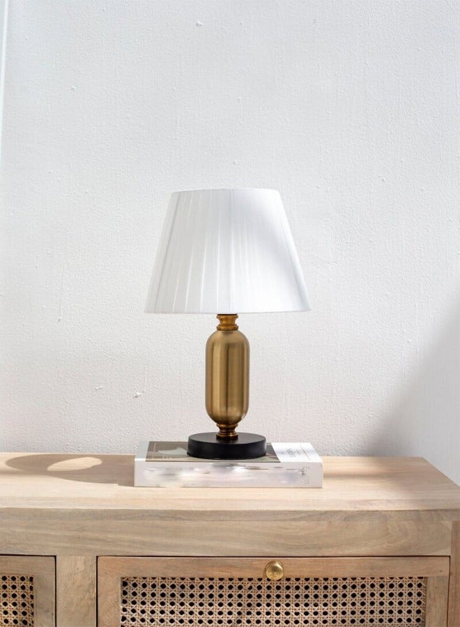 إيه تي إم مصباح طاولة نحاسي أنيق مع غطاء أبيض مطوي - Image 1
