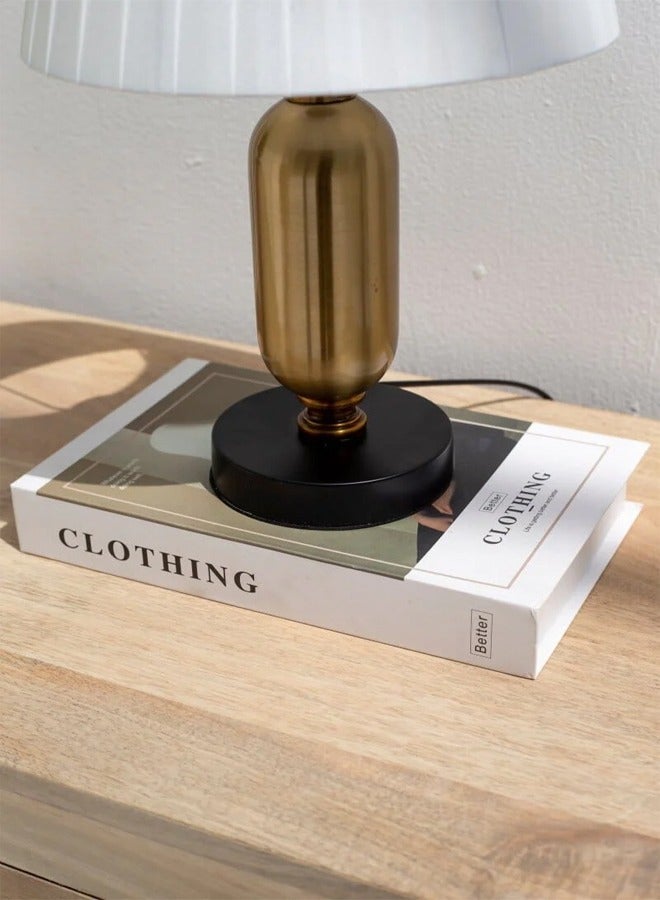 إيه تي إم مصباح طاولة نحاسي أنيق مع غطاء أبيض مطوي - Image 2