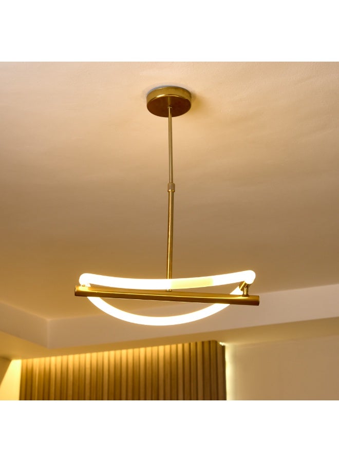 نجفة شوب نجفة مودرن ذهبية بتصميم منحني جذاب، مصنوعة من معدن غير قابل للصدأ، مناسبة للريسيبشن والصالونات وغرف السفرة وتضيف شكل ديكوري فاخر وإضاءة هادئة. - Image 1